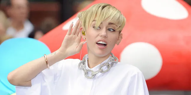 Inilah Bukti Bahwa Miley Cyrus (Mungkin) Biseksual Inilah Bukti Bahwa Miley Cyrus (Mungkin) Biseksual