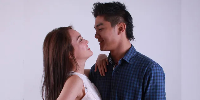 Inilah Gaya Mesra Boy William - Sandy Aulia di 'RUMAH GURITA'