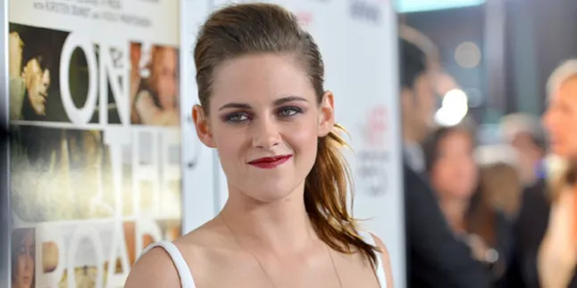 Inilah Penyebab Kristen Stewart Pakai Kruk di Oscar 2013 Inilah Penyebab Kristen Stewart Pakai Kruk di Oscar 2013