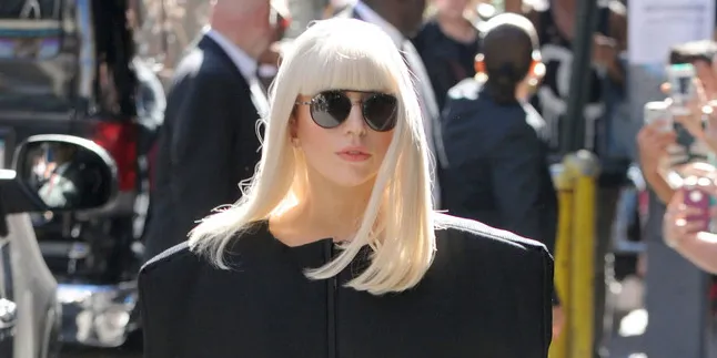 Inilah Rahasia di Balik Gaun Lady Gaga di AMA 2013!