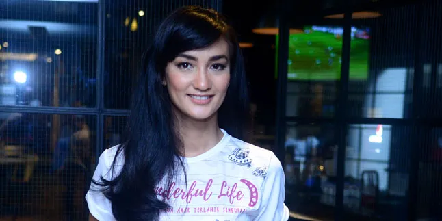 Inilah Saran Atiqah Hasiholan Untuk 'Jakarta Fashion Week' Inilah Saran Atiqah Hasiholan Untuk 'Jakarta Fashion Week'