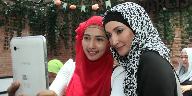 Inneke Koesherawati Narsis, Satpam dan Pembantu Diminta Memotret