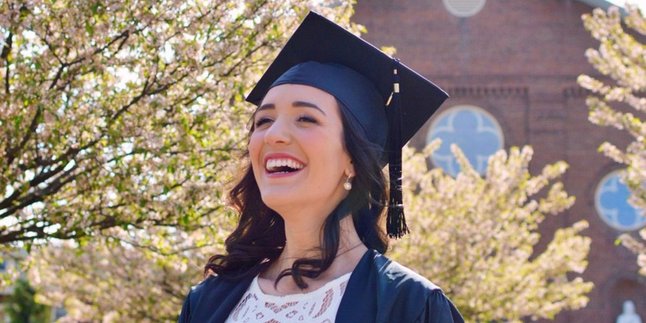 Inspirasi Model Rambut Wanita untuk Wisuda yang Bikin Tampilan Lebih Berkelas, Pilih Mana?