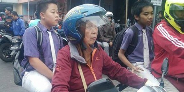 Inspiratif, Nenek Ini Jadi Relawan Antar Jemput di Tengah Demo