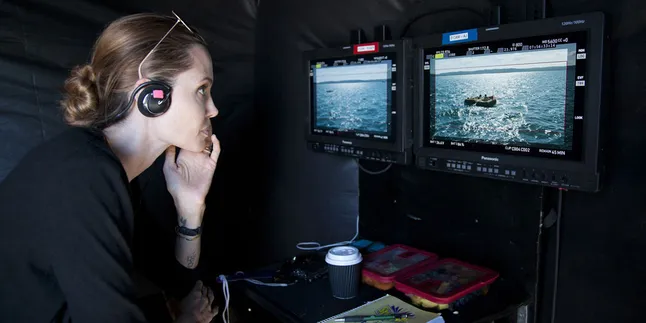 Intip Karya Inspiratif Terbaru Angelina Jolie Berjudul 'UNBROKEN' Intip Karya Inspiratif Terbaru Angelina Jolie Berjudul 'UNBROKEN'