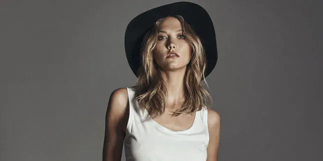 Intip Keseruan Karlie Kloss di Paris Fashion Week Intip Keseruan Karlie Kloss di Paris Fashion Week