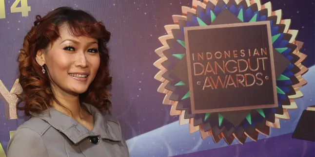 Inul Daratista Pun Terserang Virus Rambut Blonde Inul Daratista Pun Terserang Virus Rambut Blonde
