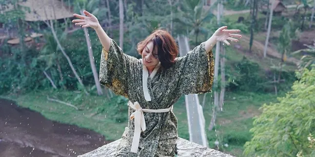 Irish Bella Foto di Pinggir Kolam, Bikin Netizen Deg-Degan