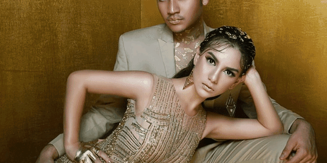 Irish Bella-Giorgino Abraham Photoshoot Futuristik Bertema Emas, Mesra