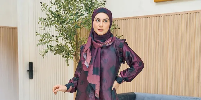Irish Bella Delighted To Receive 10 Million Rupiah From Ammar Zoni s irish-bella-delighted-to-receive-10-million-rupiah-from-ammar-zoni-s