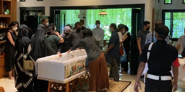 Family's Tears and Close People Accompany Maura Magnalia Madyaratri's Funeral at Funeral Home