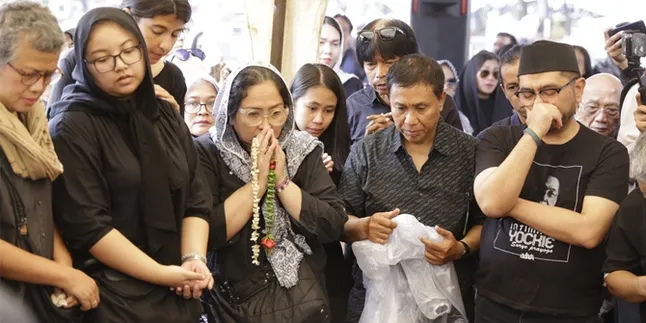 Isak Tangis Keluarga Iringi Proses Pemakaman, Jenazah Ade Irawan Satu Liang Lahat dengan Suami