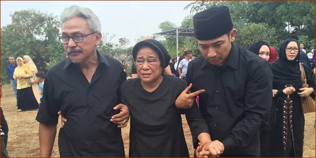 Isak Tangis Menyelimuti Pemakaman Ayah Deni Cagur