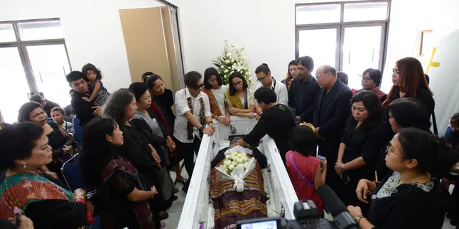 Isak Tangis Pecah Saat Prosesi Tutup Peti Jenazah Eddy Silitonga Isak Tangis Pecah Saat Prosesi Tutup Peti Jenazah Eddy Silitonga