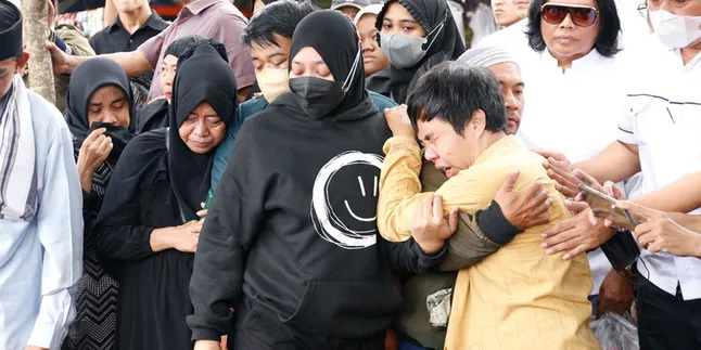 Isak Tangis Sang Anak Iringi Prosesi Pemakaman Pak Ogah