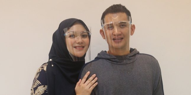 Citra Kirana and Rezky Aditya Surprised by Their Child's Instagram Followers Reaching 150 Thousand in a Day