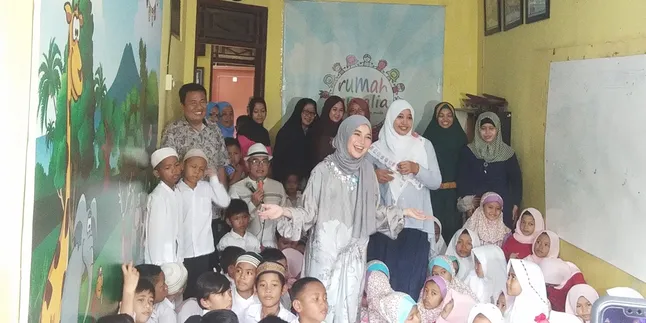 Isi Waktu Luang, Chacha Frederica Bagi Ilmu ke Anak-Anak Kurang Mampu