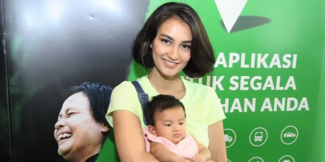 Istirahat Main Film, Atiqah Hasiholan Ingin Fokus Merawat Sang Buah Hati Istirahat Main Film, Atiqah Hasiholan Ingin Fokus Merawat Sang Buah Hati