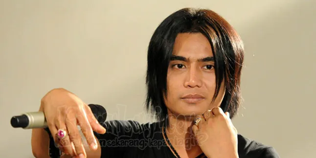 Istri Hamil, Charly Van Houten Ngidam Tanam Bunga