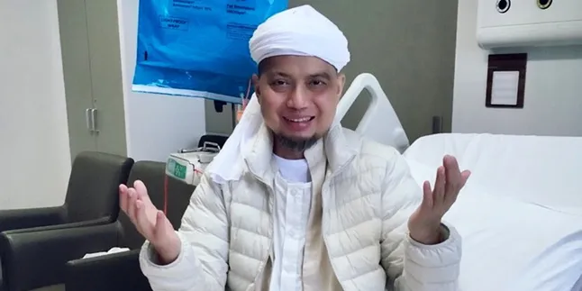 Istri Menangis di Pelukan Ustaz Arifin Ilham Usai Dengar Soal Wasiat dan Kematian Istri Menangis di Pelukan Ustaz Arifin Ilham Usai Dengar Soal Wasiat dan Kematian