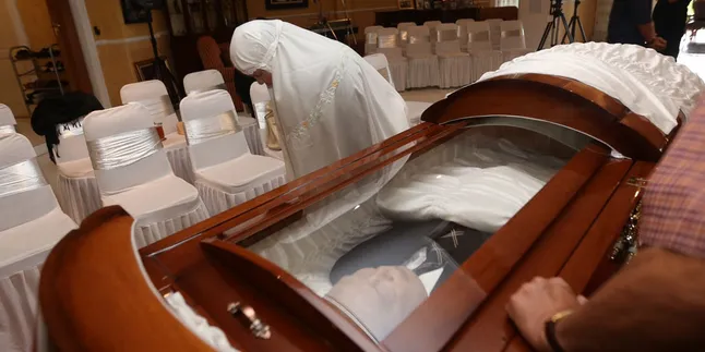 Istri Rinto Harahap Salat di Samping Jenazah Almarhum Istri Rinto Harahap Salat di Samping Jenazah Almarhum