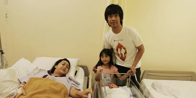 Istri Ryan D'Masiv Tak Protes Meski Jadwal Manggung Suami Padat Jelang Persalinan