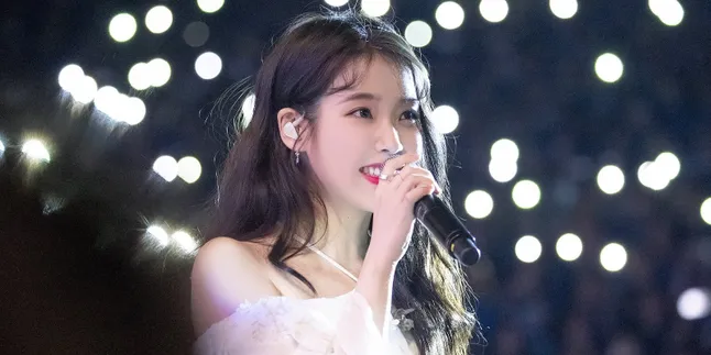 IU Pamerkan Mikrofon Impiannya Setelah 12 Tahun Penantian