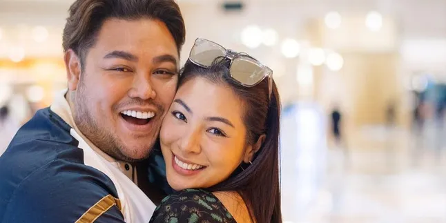 Ivan Gunawan dan Faye Malisorn Ungkap Alasan Suka Satu Sama Lain Ivan Gunawan dan Faye Malisorn Ungkap Alasan Suka Satu Sama Lain