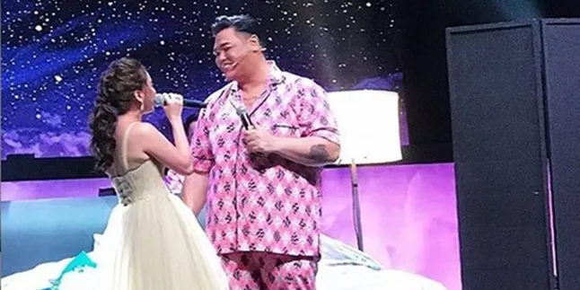 Ivan Gunawan Kecup Pipi Ayu Ting Ting dan Bilang I Love You Di Hadapan Penonton