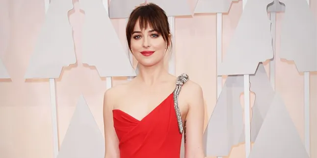 Jadi Cover Model, Dakota Johnson Nekat Berpose Topless
