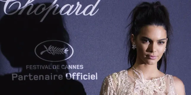 Jadi Cover Vogue Jepang, Kendall Jenner Tampil Cantik & Misterius
