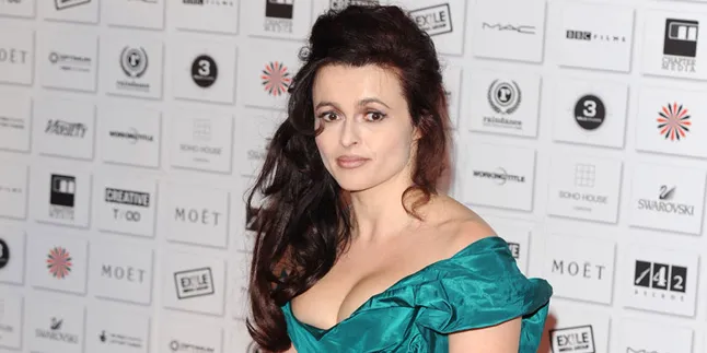 Jadi Covergirl, Helena Bonham Carter Nyaris Tak Bisa Dikenali Jadi Covergirl, Helena Bonham Carter Nyaris Tak Bisa Dikenali