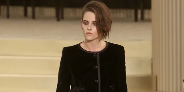 Jadi Desainer Muda Kejam, Kristen Stewart Malah Dipuji