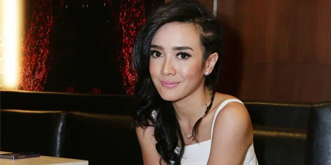 Jadi DJ, Dea Ananda Main Film Plus Isi Soundtrack 'HALUSINASI'