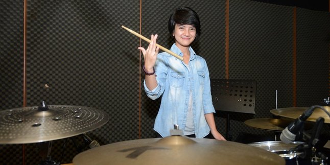 Jadi Drummer Iwan Fals, Jeane Phialsa Dilempari Koin