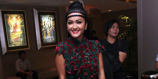Jadi Duta Susu Soda, Jupe Bagi-Bagi Uang dan Cium Jadi Duta Susu Soda, Jupe Bagi-Bagi Uang dan Cium