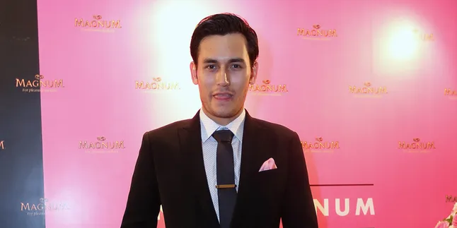 Jadi Gay di 'SUPERNOVA', Arifin Putra Belajar Dari.. Jadi Gay di 'SUPERNOVA', Arifin Putra Belajar Dari..
