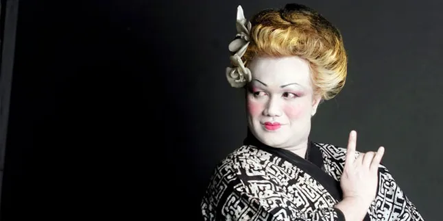 Jadi Geisha, Tata Liem Make Up 4 Jam