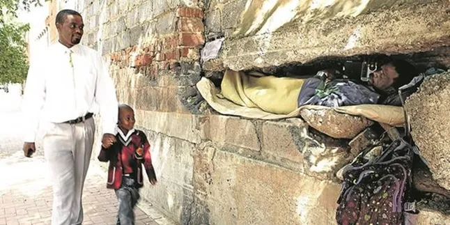 Jadi Gelandangan, Pria Ini Tinggal di Lubang Tembok Kecil