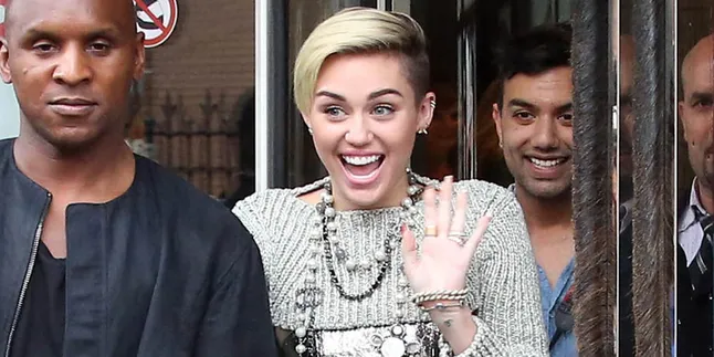 Jadi Gunjingan, Miley Cyrus Tetap Cuek
