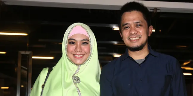 Jadi Ibu Yang Baik, Oki Setiana Belajar Banyak Dari Buku