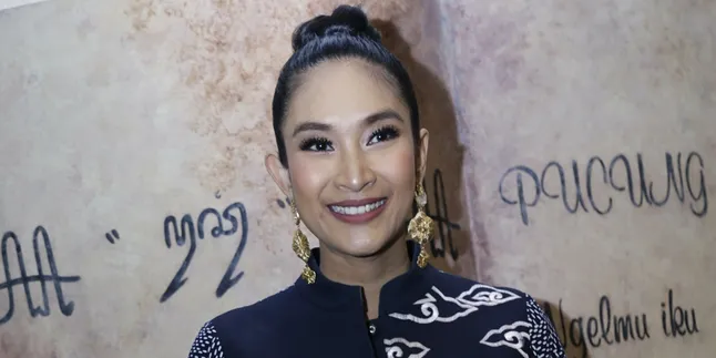 Jadi Identitas Bangsa, Happy Salma Harap Penggunaan Batik Tak Hanya di Hari Tertentu