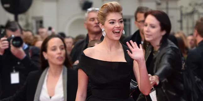 Jadi Korban Kejahilan Angin, Rok Kate Upton Terbuka Lebar