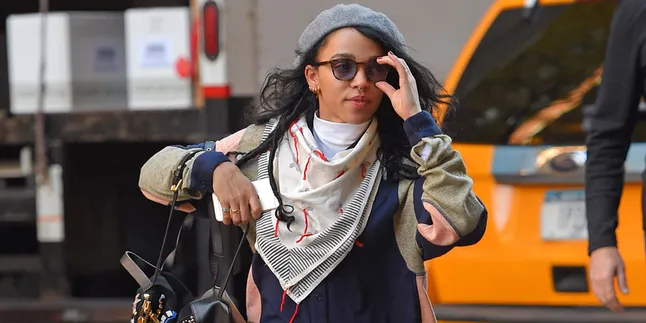 Jadi Korban Rasisme, FKA Twigs Tetap Cinta Robert Pattinson Jadi Korban Rasisme, FKA Twigs Tetap Cinta Robert Pattinson