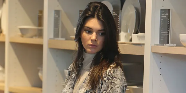 Jadi Model Calvin Klein, Kendall Jenner Pose Hot di Atas Ranjang Jadi Model Calvin Klein, Kendall Jenner Pose Hot di Atas Ranjang