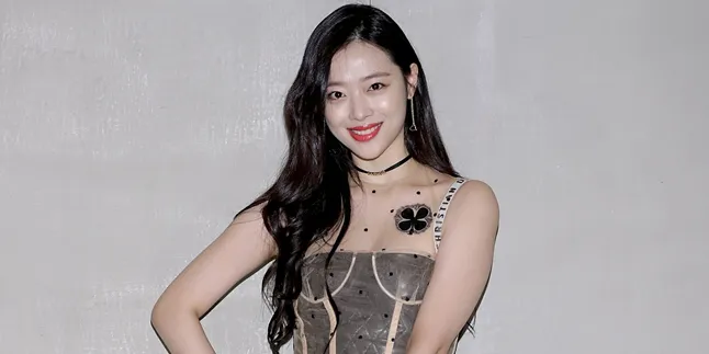 Jadi Model Elle Magazine, Choi Sulli Dandan Hot & Pamer Cleavage