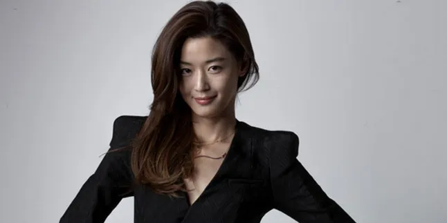 Jadi Model Gucci, Jun Ji Hyun Malah Dibilang Mirip Pria