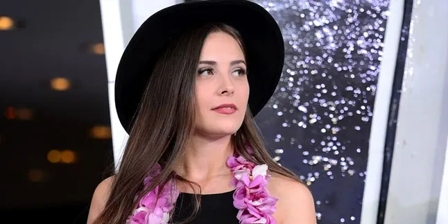 Jadi Model, Selin Sezgin Tampil Eksotis dan Menggoda di Lautan