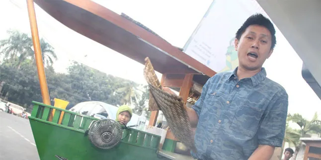 Jadi Pelayan, Eko Patrio Dikelilingi Asap Sate Jadi Pelayan, Eko Patrio Dikelilingi Asap Sate