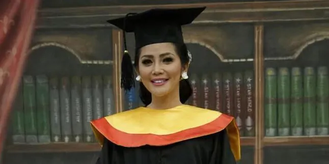 Jadi Sarjana Hukum, Impian Kristina Banggakan Orangtua Terwujud